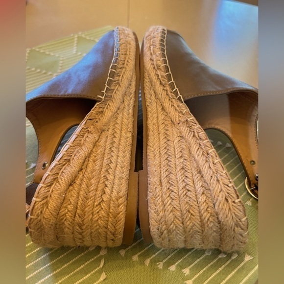 Journee Collection Crew Wedge Sandals for Women in EUC! Size 8.5 Color is Taupe - Picture 7 of 8